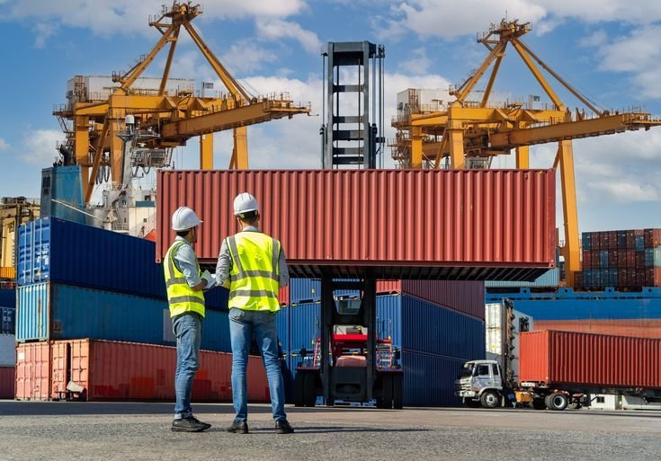 Engineers,Are,Overseeing,The,Transportation,Of,Cargo,With,Containers,Inside