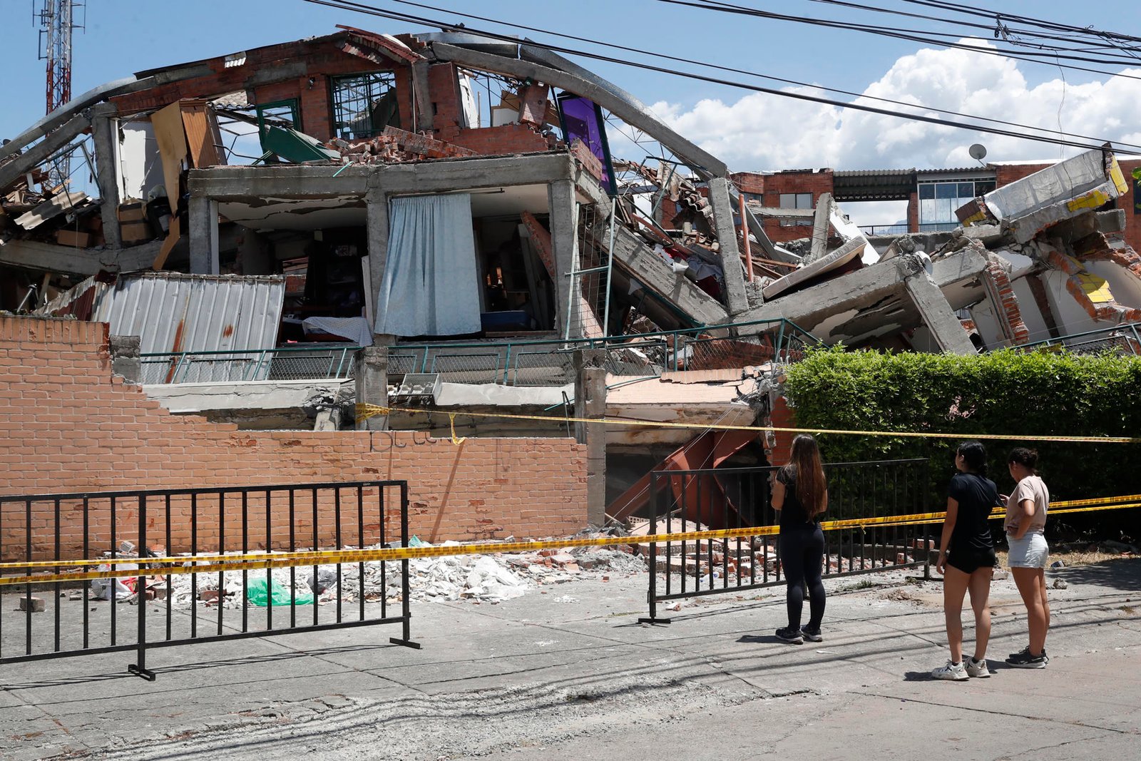 Colombia suma 273 muertos, un nuevo sismo y polémica por la ayuda tras el terremoto